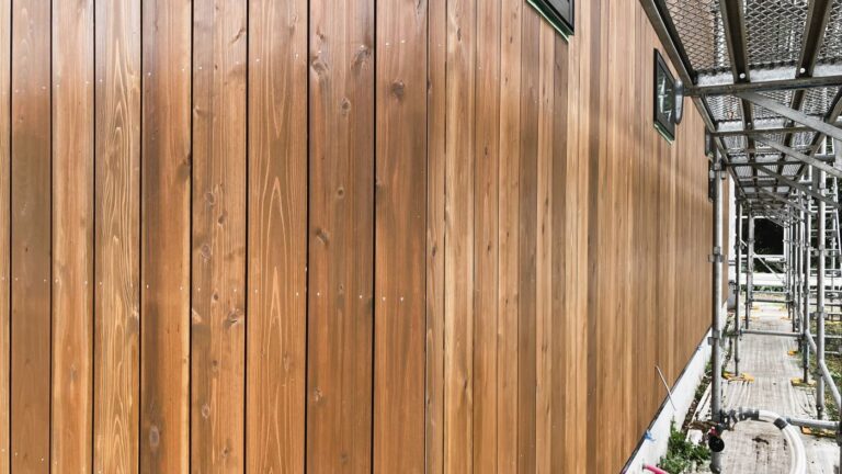 外壁工事_杉赤身縦張り