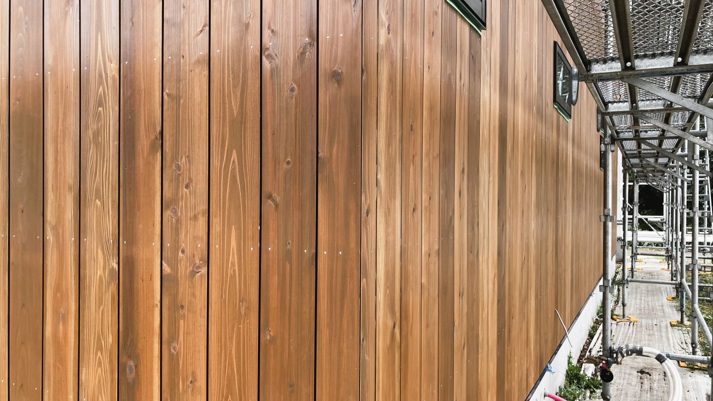 外壁工事_杉赤身縦張り